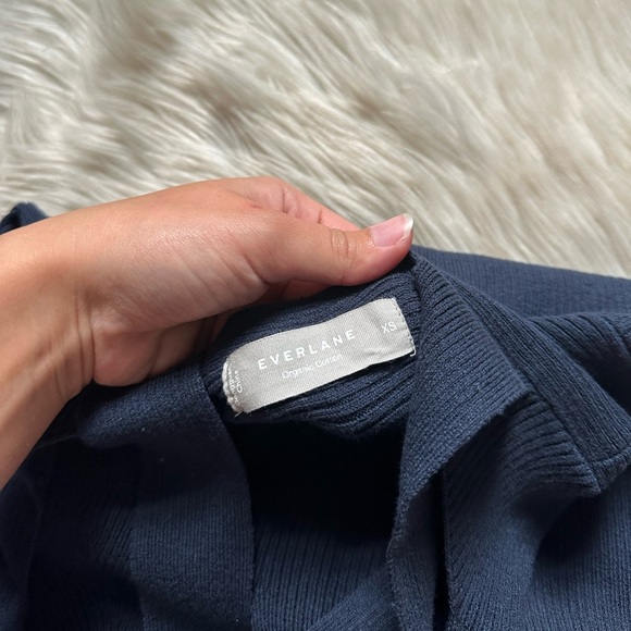 EVERLANE The Ribbed Cotton Cross-Back Dress In Navy - Picture 8 of 9